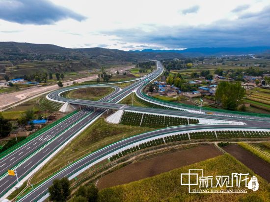 建管养一体化渭武高速公路莲峰互通立交。